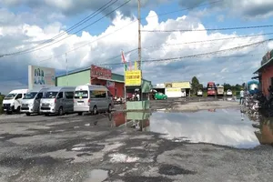 Bến xe Vị Thanh đã được dỡ phong tỏa do người đàn ông trở về từ Campuchia âm tính lần 1 với COVID-19. Ảnh: Anh Hào