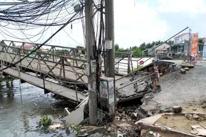 Cần Thơ: Đường tỉnh 918 bị chia cắt vì cầu Rạch Cam sạt bờ
