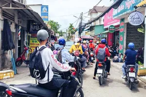 Kẹt xe hẻm 51: Có biển cấm, xe vẫn chạy vù vù