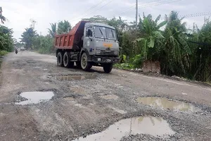 Đường vào cảng Cái Cui toàn ổ voi, doanh nghiệp kêu trời