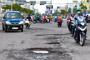 Cần Thơ: Nhiều tuyến đường hư hỏng do nước ngập