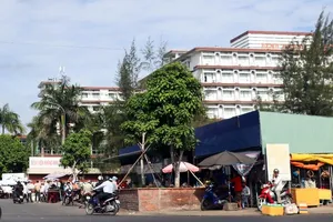 Xóa ùn tắc trước Bệnh viện đa khoa Trung ương Cần Thơ