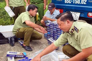 Hậu Giang: Bắt xe chở hơn 2.100 gói thuốc lá lậu