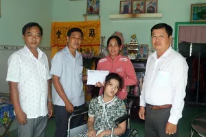 Trao tiền hỗ trợ cho gia đình cháu nội vua Thành Thái