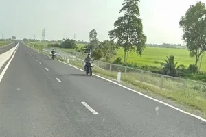Xe mô tô vô tư đi vào tuyến cao tốc Lộ Tẻ - Rạch Sỏi