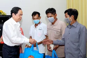 Ông Trần Thanh Mẫn tặng quà Tết ở Cần Thơ, Hậu Giang 