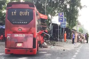 Xe khách tông vào đoàn xe đạp, 7 người thương vong