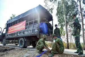 Kiên Giang: Bộ đội hỗ trợ nước sinh hoạt cho dân vùng hạn, mặn