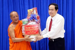 Phó Chủ tịch Quốc hội chúc Tết Chôl Chnăm Thmây ở Sóc Trăng