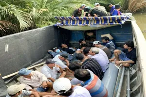 Trinh sát hóa trang phá tụ điểm đá gà cạnh bờ sông