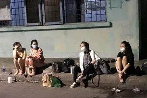 Nhóm phụ nữ nhập cảnh trái phép bị lực lượng chức năng phát hiện rạng sáng 20-4. Ảnh: TV