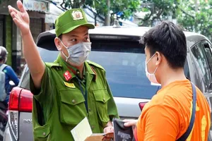 Cần Thơ: Ra quân xử lý ô tô đậu đỗ sai quy định