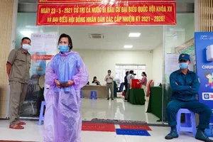 Cử tri đảo ngọc Phú Quốc dầm mưa đi bỏ phiếu