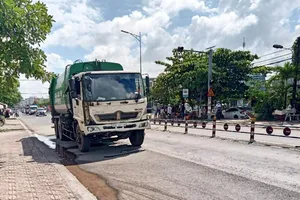 Xe chở rác ở Cần Thơ tông liên hoàn trên đoạn đường dài 200 m