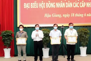 Hậu Giang trao thưởng các cá nhân, tập thể làm tốt công tác bầu cử