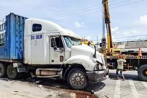 Tạm giữ tài xế điều khiển xe đầu kéo bỏ chạy rồi gây tai nạn 