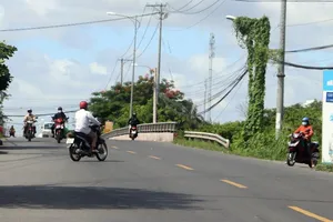 Người dân 'vô tư' chạy ngược chiều trên quốc lộ 91