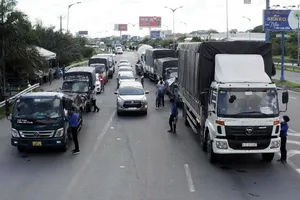 Chở hàng hóa vào Cần Thơ: Có giấy âm tính vẫn phải đổi tài xế