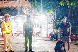 1 người đàn ông đi bộ 4 ngày từ Bình Phước đến Sóc Trăng được hỗ trợ về quê