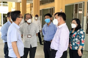 Phó Thủ tướng Vũ Đức Đam kiểm tra công tác chống dịch COVID-19 ở Sóc Trăng