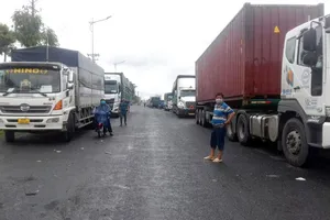 Tài xế chở hàng vào TP Cần Thơ vẫn gặp khó vì quy định mới