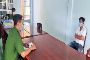 Thông chốt bất thành, 1 kế toán trường học đấm công an ở trụ sở