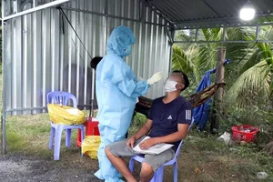 Phát hiện xe luồng xanh chở người nghi mắc COVID-19