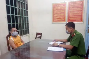 Xin cho người thân qua chốt không được, đấm luôn công an