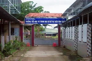 Kiên Giang: Tạm đình chỉ 1 hiệu trưởng không cho mượn trường làm nơi test nhanh