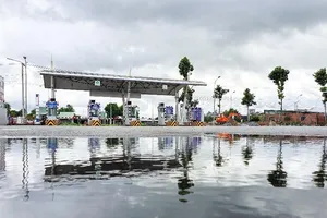 Xe liên tỉnh vẫn nằm yên, mạng nhện giăng đầy vì các tỉnh còn... chờ nhau