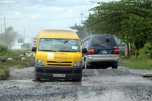 Đường vào khu công nghiệp xuống cấp nghiêm trọng, doanh nghiệp than trời