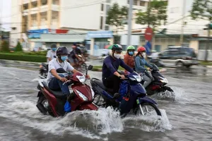 Nhiều tuyến đường nội ô Cần Thơ lênh láng nước do triều cường