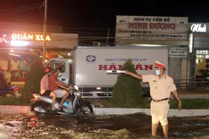 Hàng loạt xe chết máy vì triều cường gây ngập sâu ở Cần Thơ