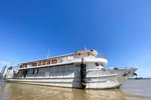 Tàu nhà hàng sắp hoạt động nhưng cơ quan quản lý luồng chưa biết?