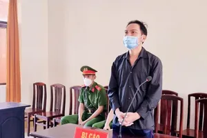 Trộn tiền giả với tiền thật chuyển vào tài khoản: 8 năm tù