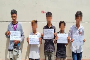 Nhóm thanh thiếu niên gỡ hàng loạt nắp cống đem bán để mua ma túy