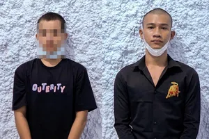 Xin chụp hình chung rồi giật luôn điện thoại của 2 bé gái