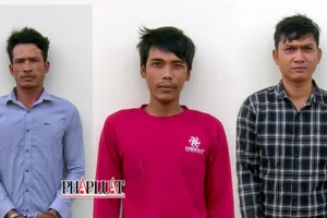 Nhóm thu tiền ‘bảo kê’ của ngư dân cào hến bị bắt