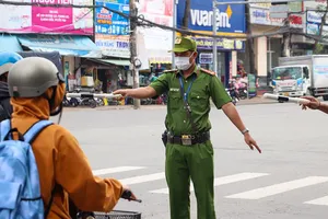 Nhiều người không biết dừng xe trên làn rẽ phải là vi phạm 