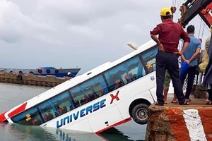 Phú Quốc: Xe khách rơi xuống biển trong lúc lên phà về đất liền 