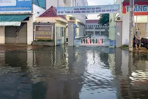 Học sinh Cần Thơ tự học tại nhà 3 ngày để tránh triều cường