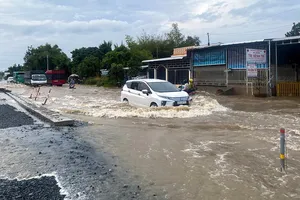 Quốc lộ 1 đoạn qua tỉnh Hậu Giang bị ngập, lưu thông khó khăn
