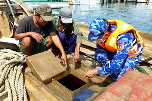 Bộ Tư lệnh Vùng Cảnh sát biển 4 liên tiếp bắt tàu chở dầu lậu