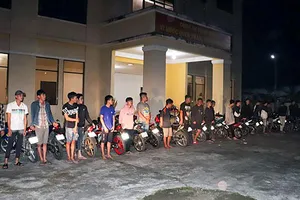 CSGT vây bắt 27 thanh thiếu niên chạy xe gây rối trên Quốc lộ