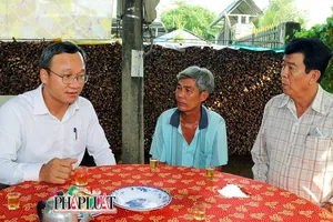 Ông Khuất Việt Hùng thăm gia đình 4 người tử vong trong vụ tai nạn ở Bình Dương