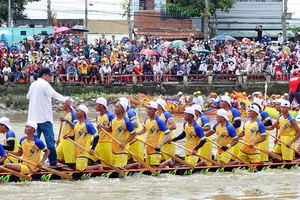 Hàng trăm nam nữ thi đua ghe ngo cầu mưa thuận gió hòa