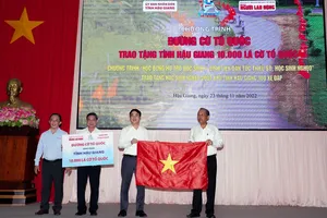 Nguyên Phó Thủ tướng Trương Hòa Bình trao 10.000 lá cờ cho Hậu Giang