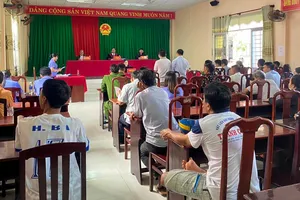 Làm giả vé số trúng thưởng lừa người bán dạo