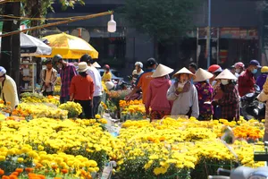 Trưa 30 tết, hoa vẫn đầy chợ