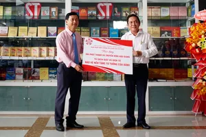 Nhà xuất bản Chính trị quốc gia Sự thật chi nhánh Cần Thơ bàn giao tủ sách Bảo vệ nền tư tưởng Đảng